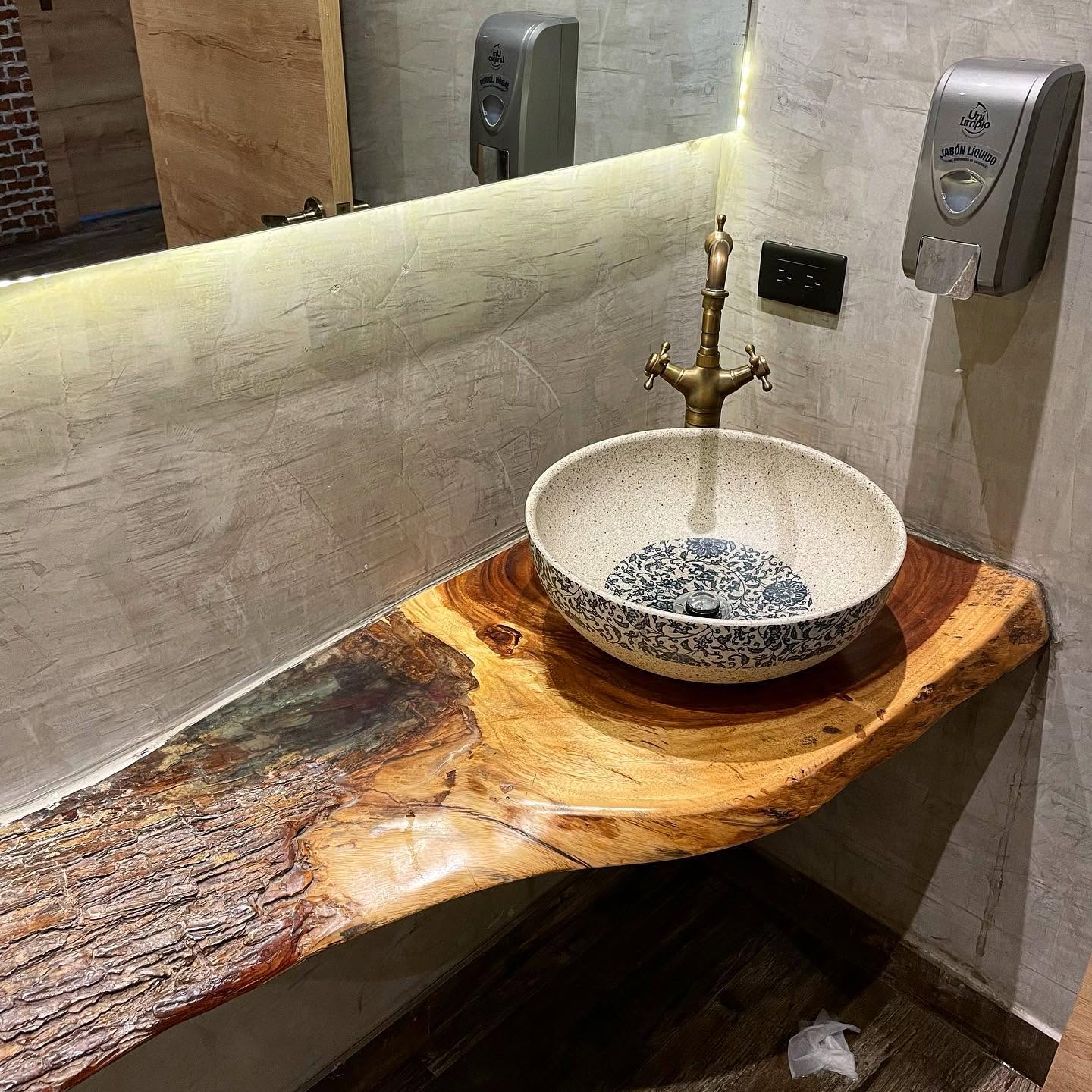 Lavabo sobre madera de borde vivo