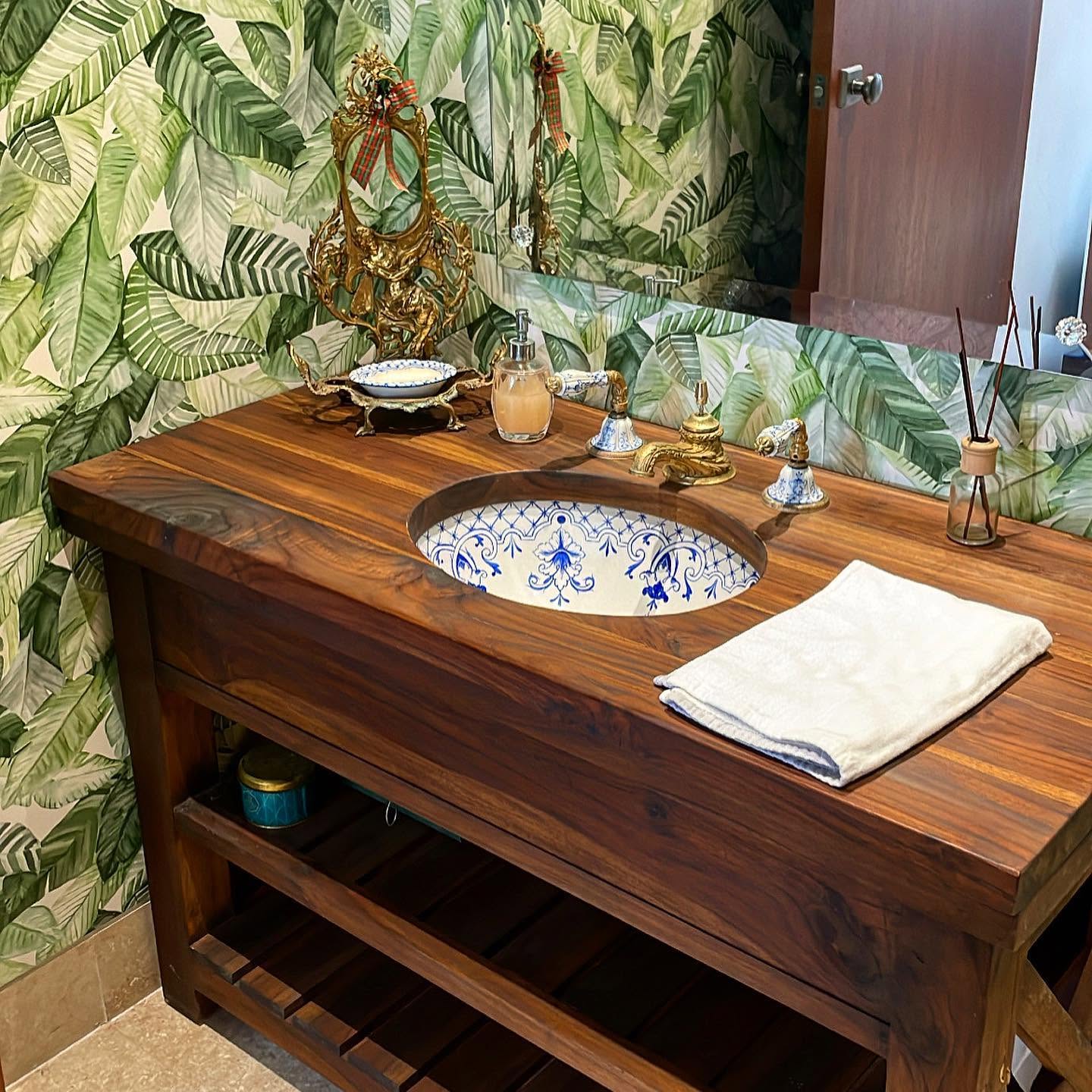 Mueble de baño de madera con lavabo