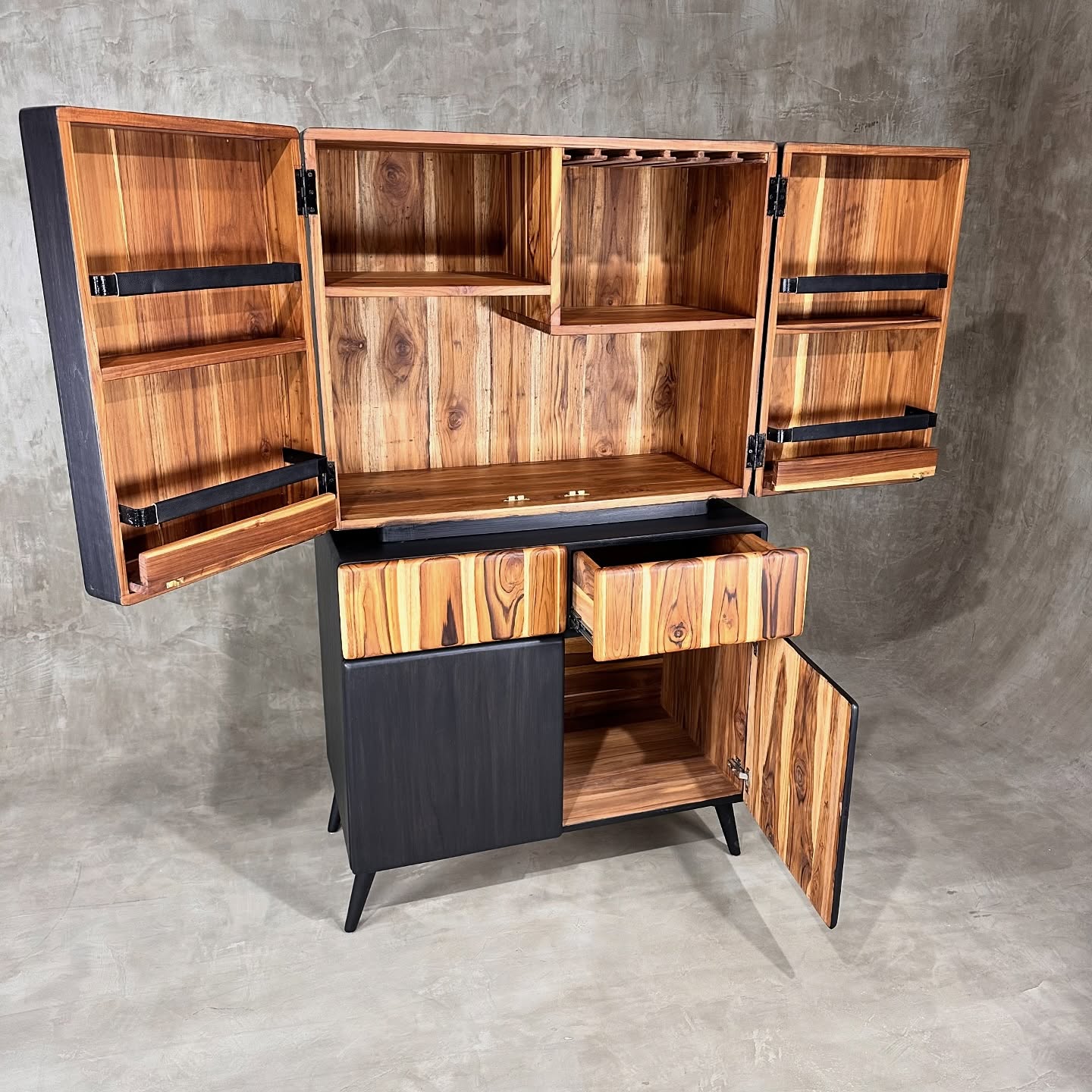 Bar cabinet de madera artesanal