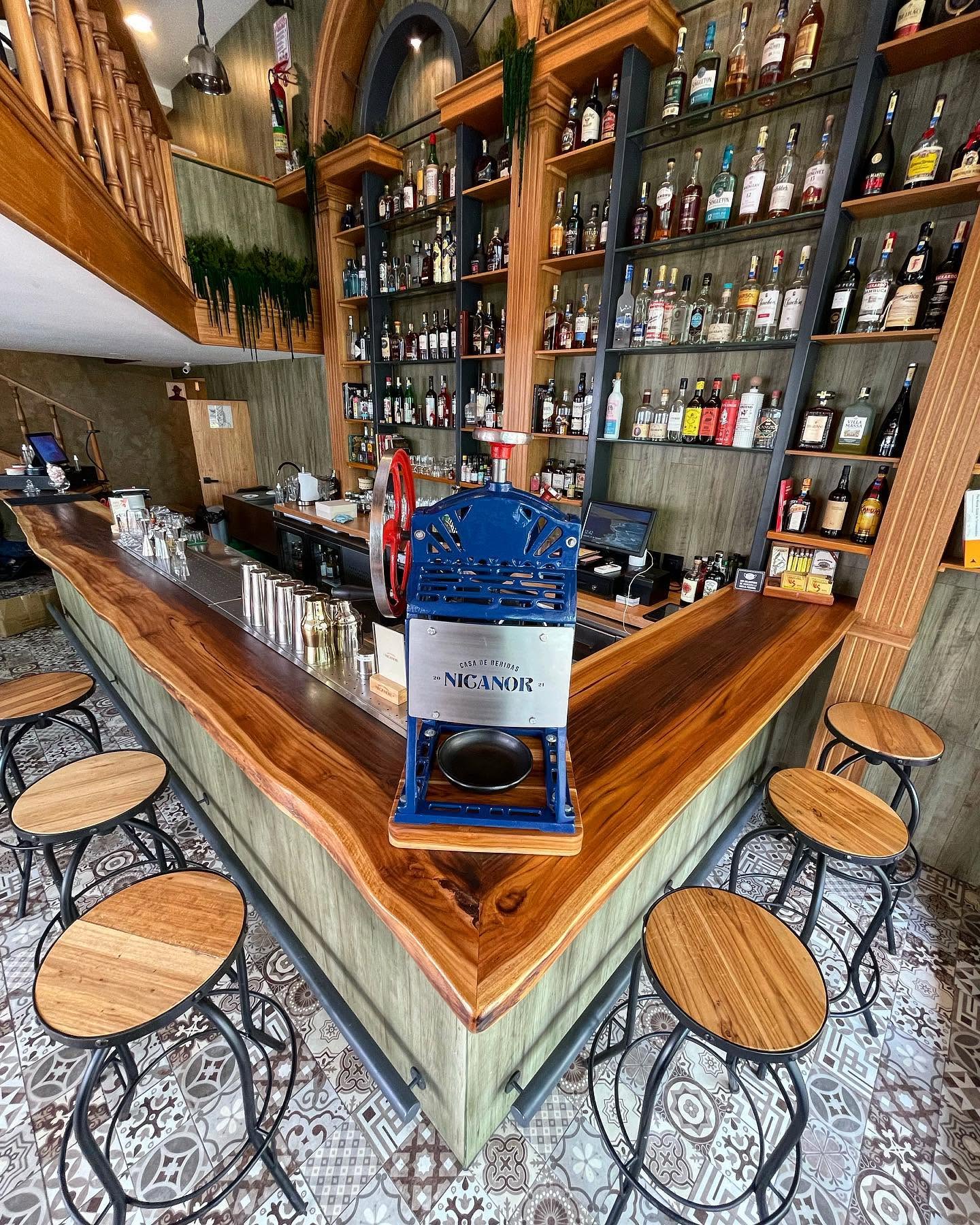 Barra de bar de madera con botellas