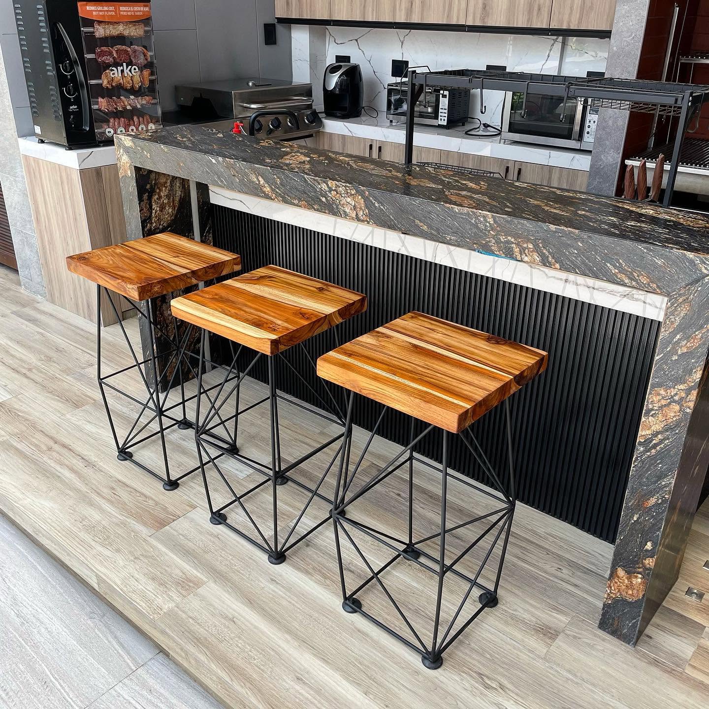 Barra de cocina de madera con bancos