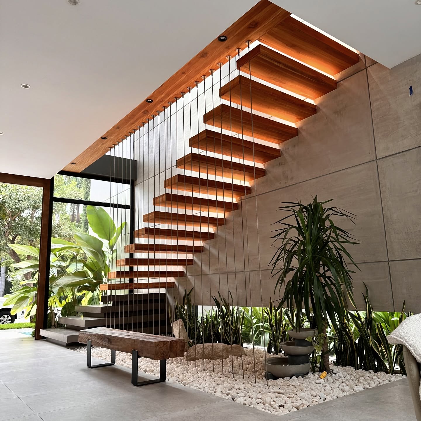 Escalera flotante de madera con peldaños volados