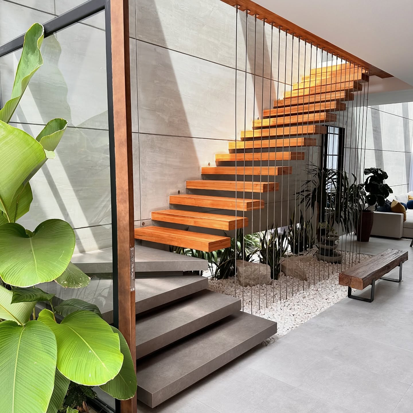 Escalera de madera junto a jardín interior