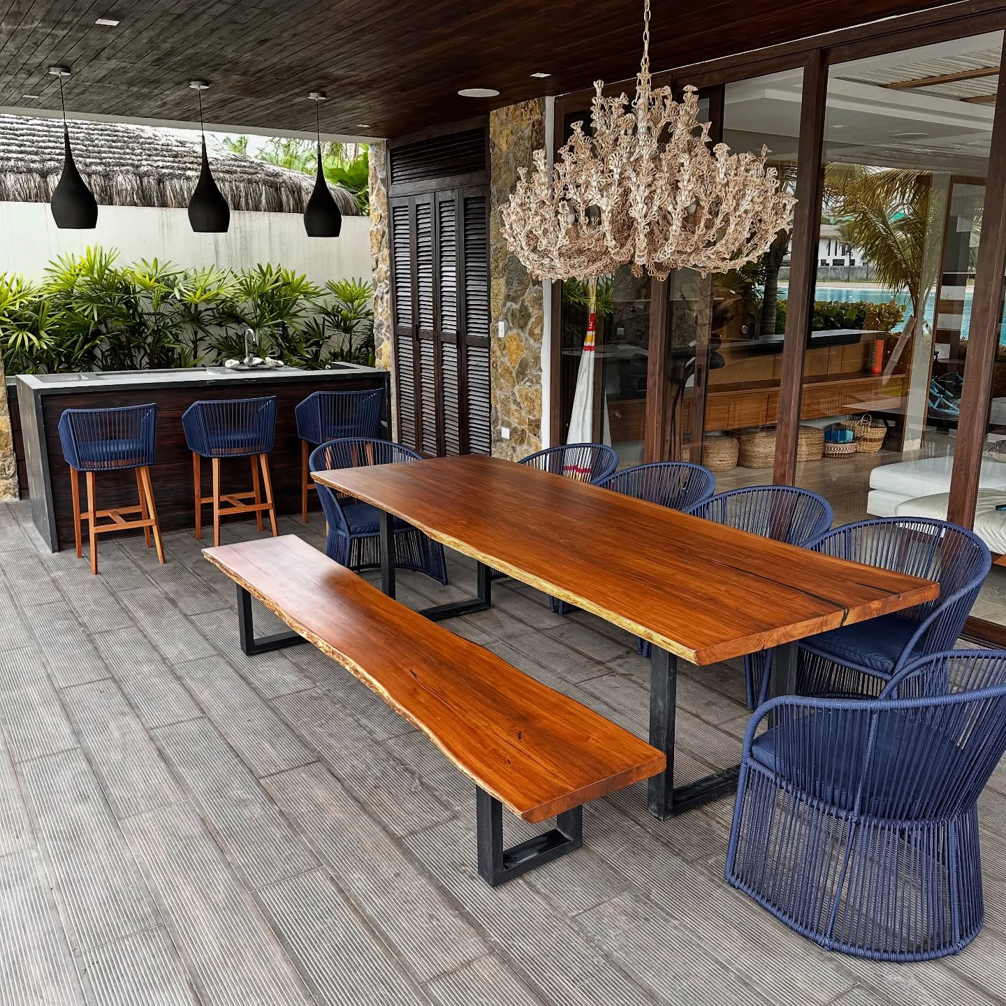 Comedor de exterior con barra en madera