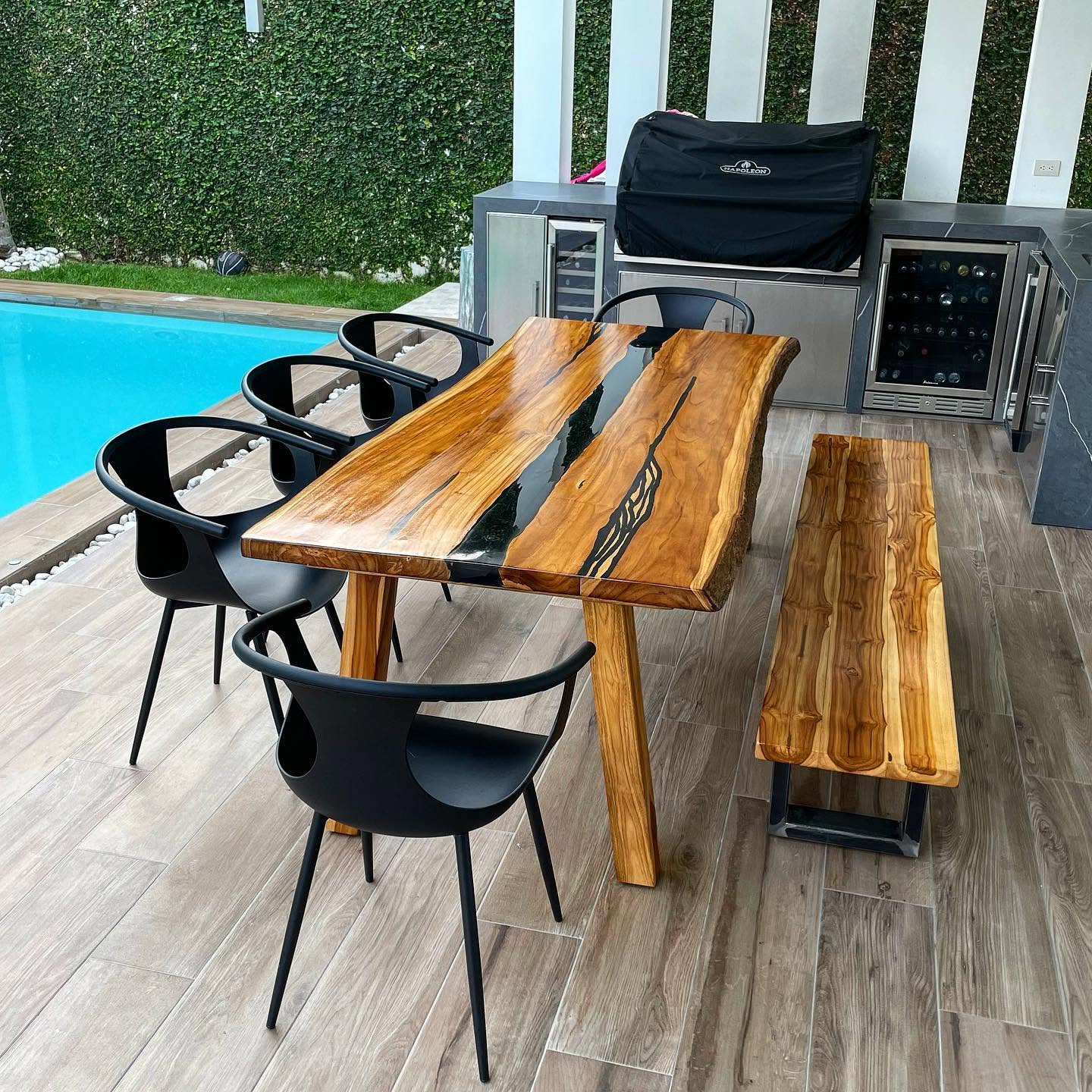 Comedor de madera junto a la piscina
