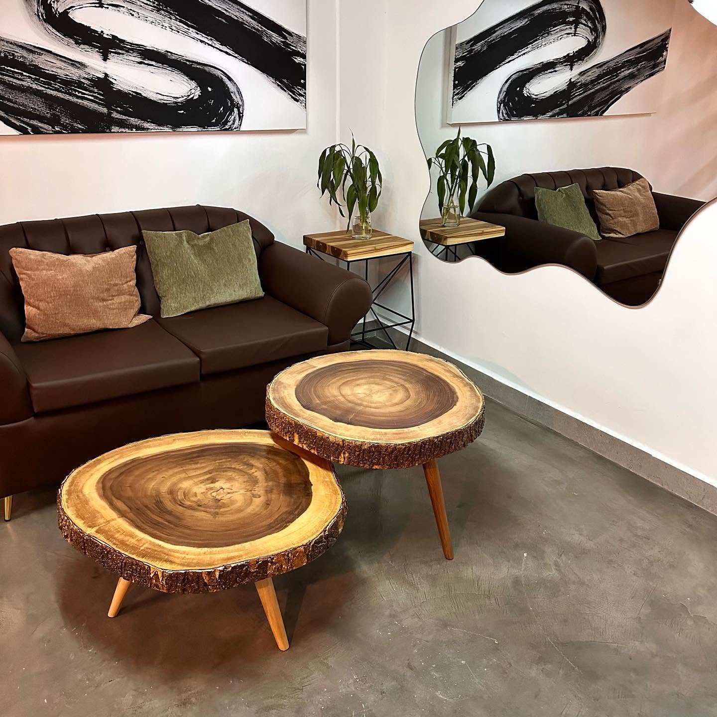 Sala con mesas de centro hechas de tronco