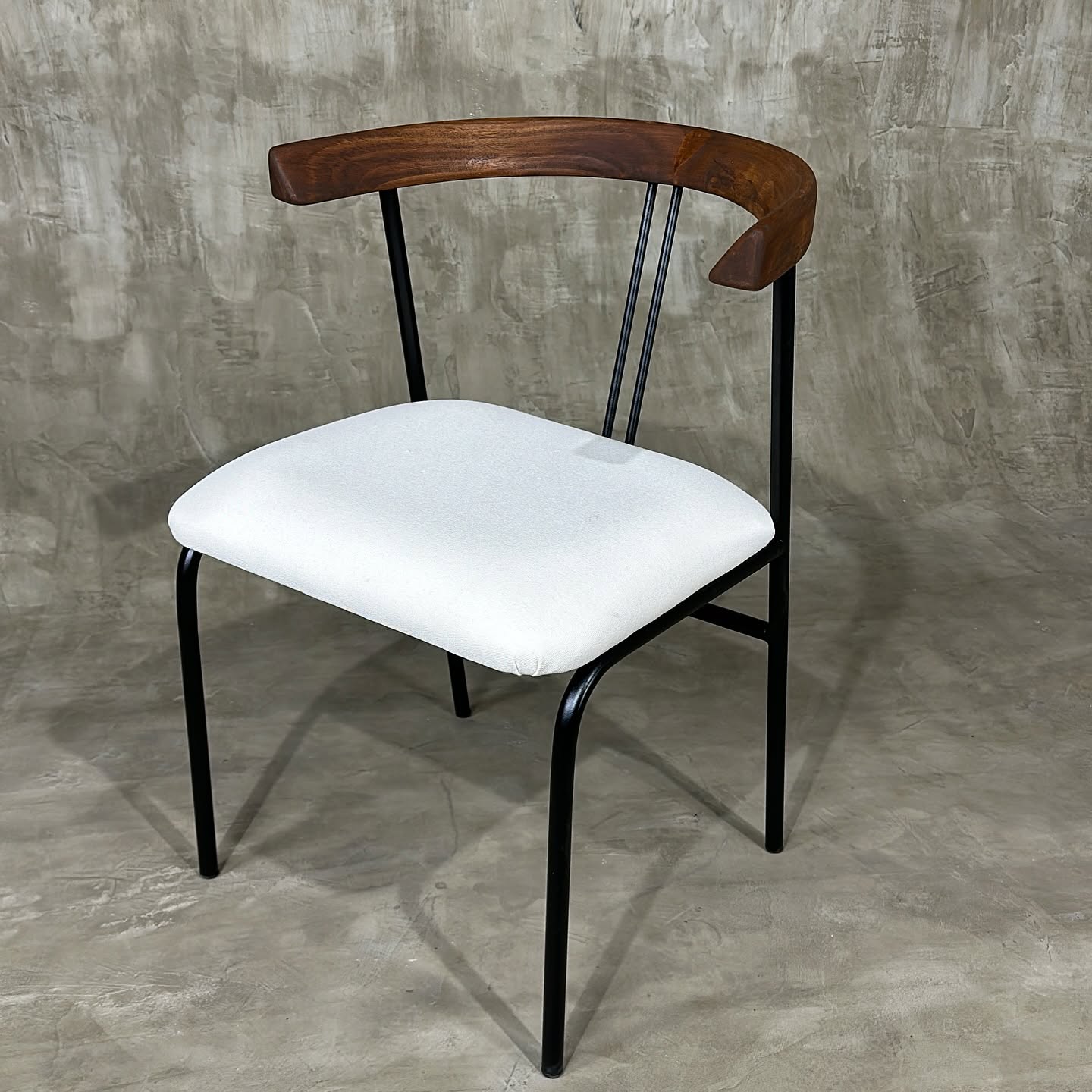 Silla de comedor moderna con respaldo curvo de madera