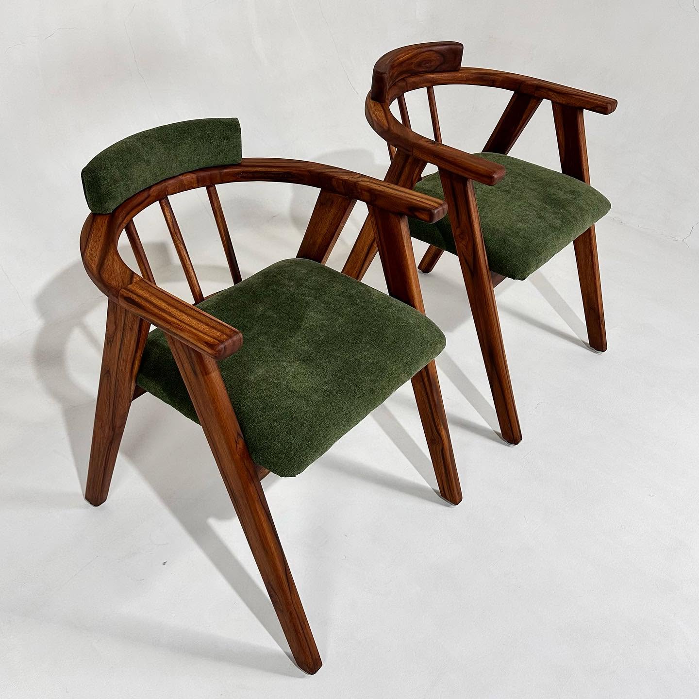 Sillas de madera con tapiz verde